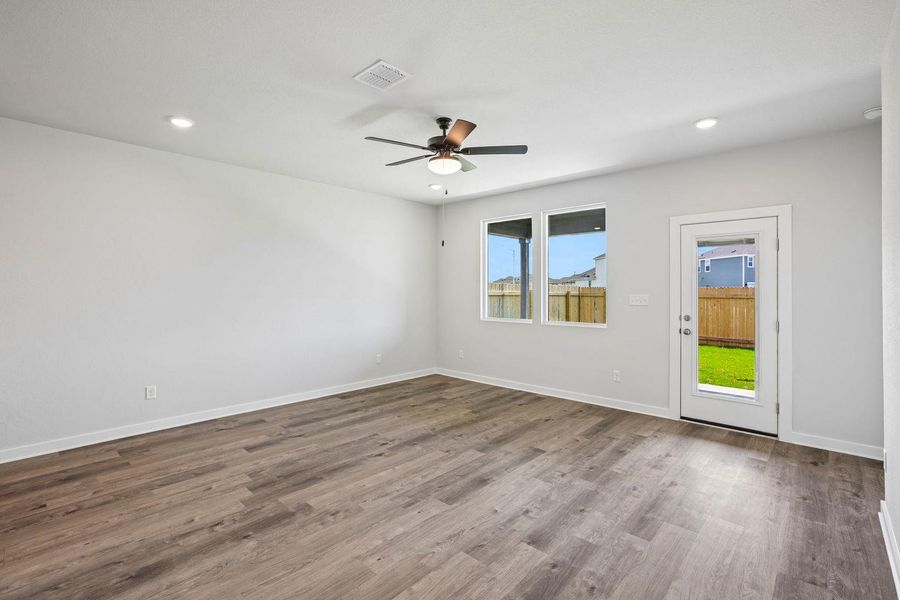 Spacious, unfurnished interior of a new home in Stallion Run, Buda (Image 17).