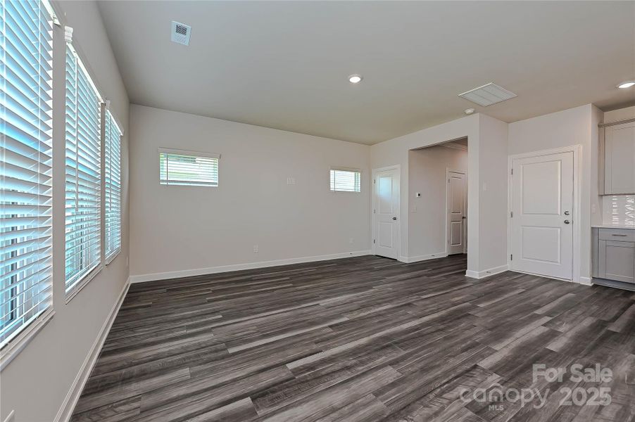 Spacious, unfurnished interior of a new home in Buffalo Ridge, Newton (Image 14).