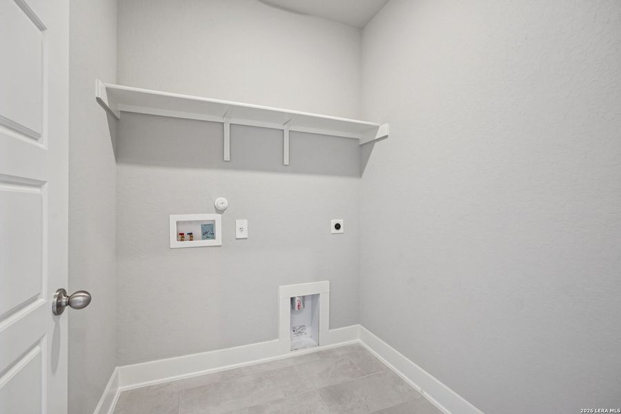 Spacious, unfurnished interior of a new home in Estancia Ranch - Premier Series, San Antonio (Image 23).