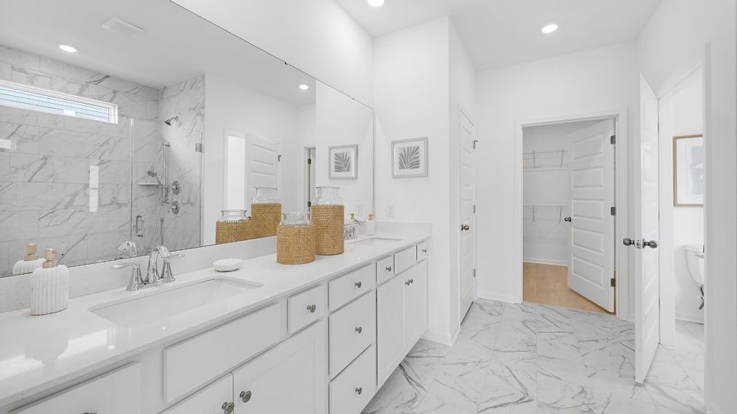 2225 Avery Owners Bath 1of2 F1 100325