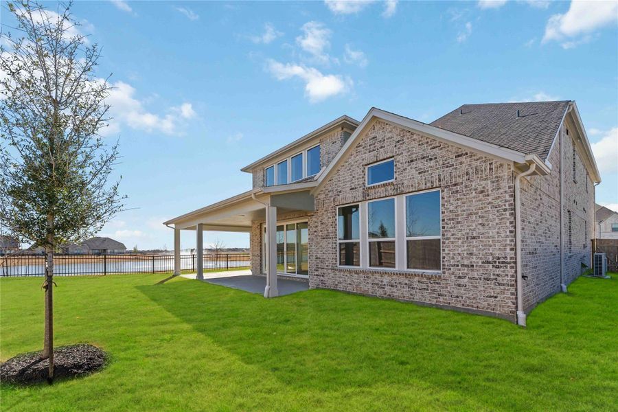 Exterior details and patio area of a home in Valencia, Manvel (Image 24).