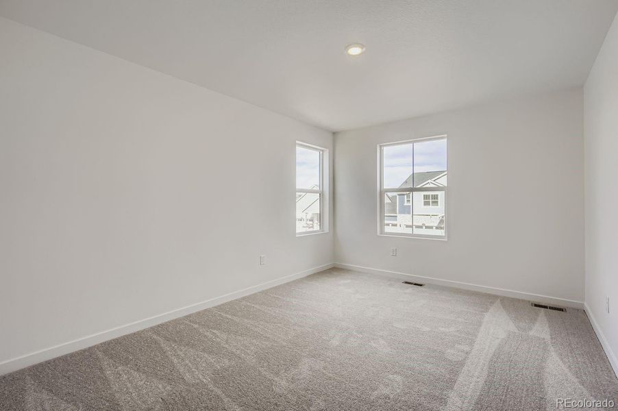 Spacious, unfurnished interior of a new home in Ledge Rock, Johnstown (Image 9).