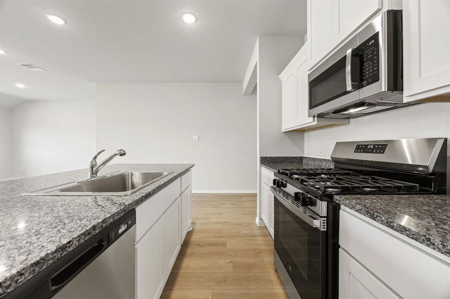 16-web-or-mls-556-ridgewood-dr