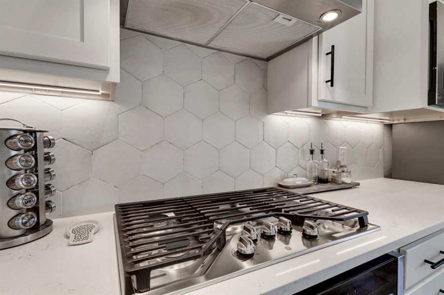 Close-up of interior finishes inside a home in Heritage Towne, Grand Prairie (Image 19).