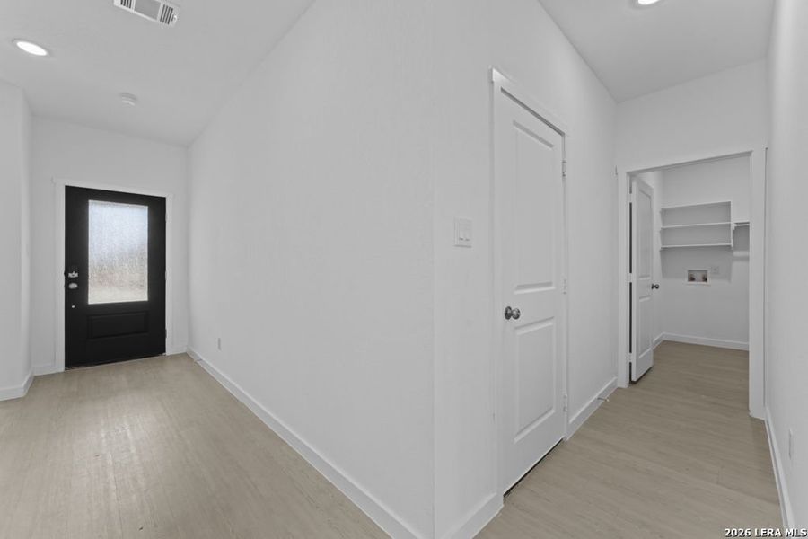 Spacious, unfurnished interior of a new home in Espada, San Antonio (Image 26).