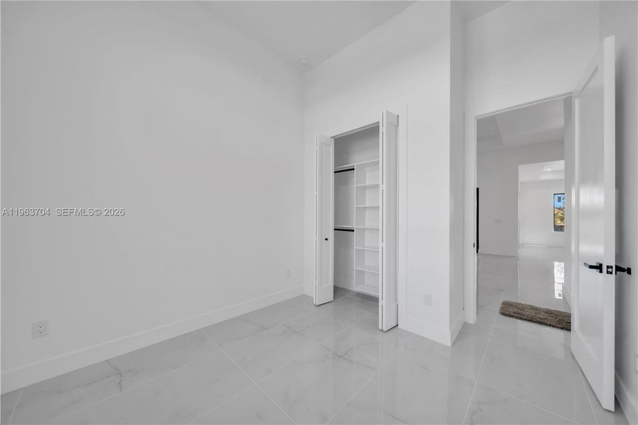 Spacious, unfurnished interior of a new home in , Cape Coral (Image 36).