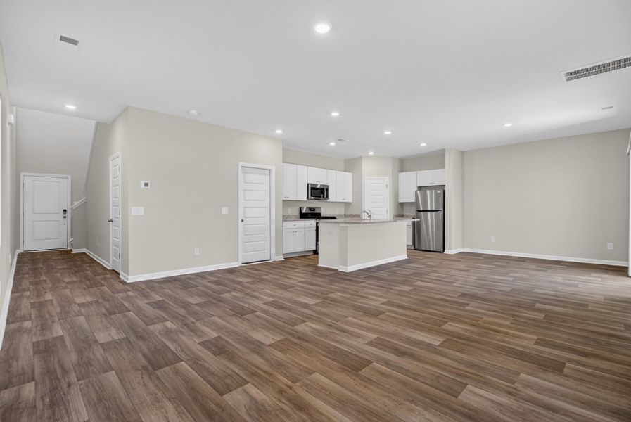 Spacious, unfurnished interior of a new home in Lindera Preserve at Cane Bay Plantation, Summerville (Image 22).