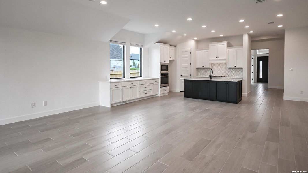 Spacious, unfurnished interior of a new home in Cibolo Valley Heights, Cibolo (Image 17).