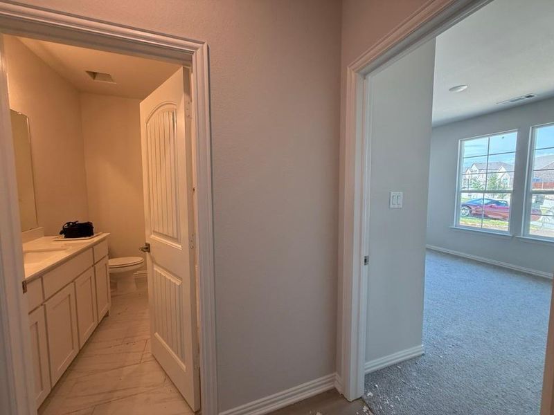 Spacious, unfurnished interior of a new home in Waterford Park, Weatherford (Image 8).