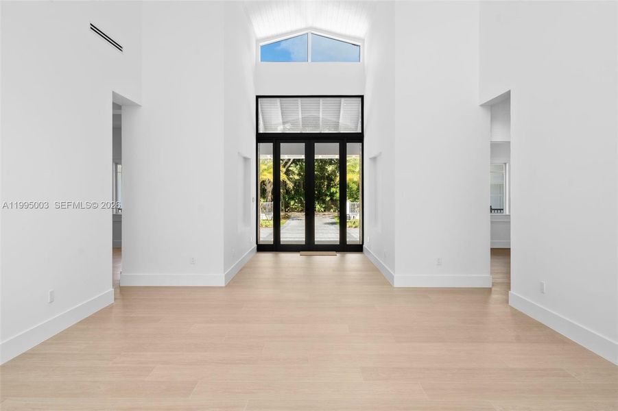 Spacious, unfurnished interior of a new home in , Pinecrest (Image 35).