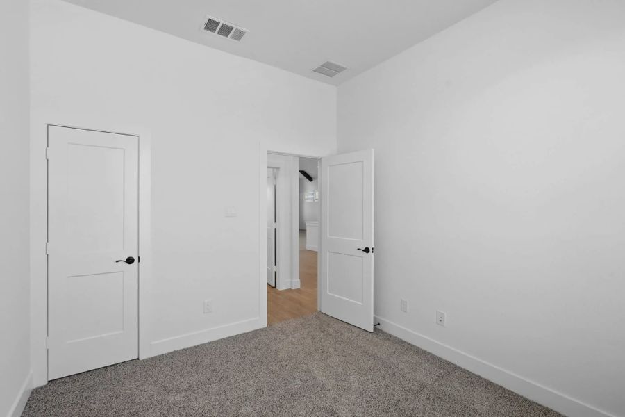 Spacious, unfurnished interior of a new home in Nolina, Georgetown (Image 8).