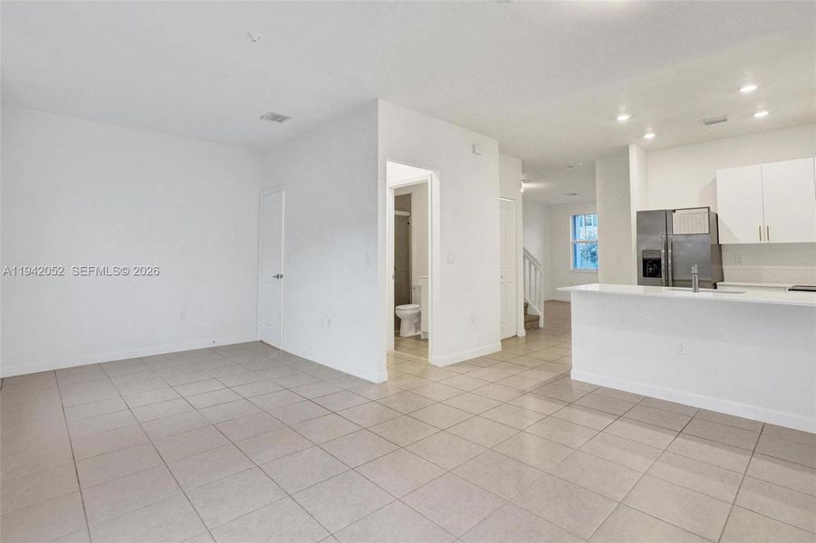 Spacious, unfurnished interior of a new home in , Coral Springs (Image 16).