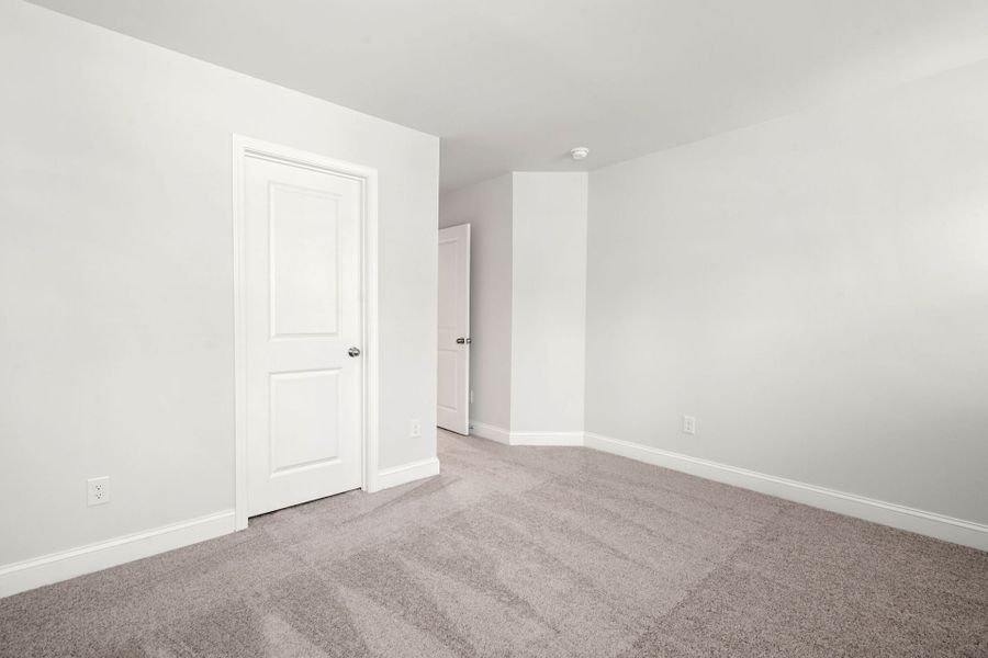 Spacious, unfurnished interior of a new home in Waterways, Richmond Hill (Image 35).