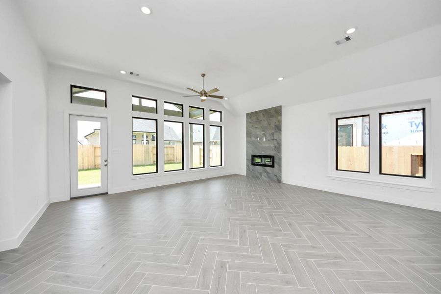 Spacious, unfurnished interior of a new home in Amira: Heritage Collection, Tomball (Image 16).