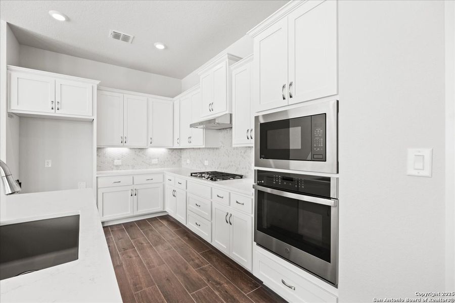 Furnished interior view inside a new home in Village at Three Oaks, Seguin (Image 9). Furnished interior view inside a new home in Village at Three Oaks, Seguin (Image 9).
