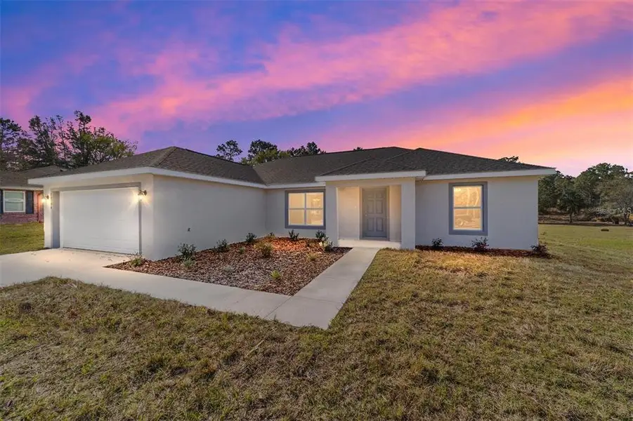 Exterior details and patio area of a home in , Dunnellon (Image 3).