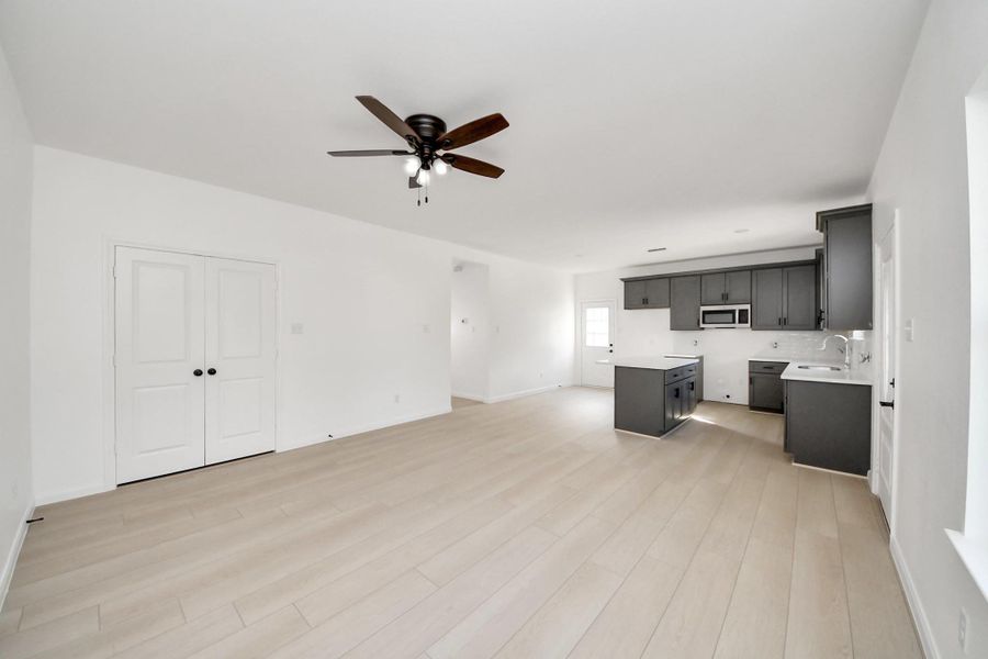 Spacious, unfurnished interior of a new home in , La Marque (Image 9).