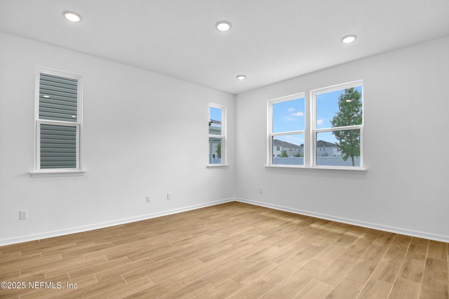 Spacious, unfurnished interior of a new home in , Jacksonville (Image 9).