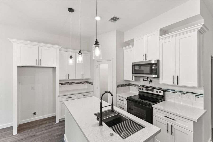 Furnished interior view inside a new home in , Conroe (Image 4).