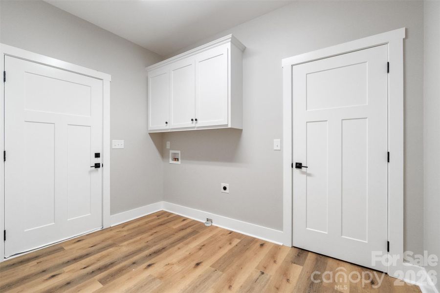Spacious, unfurnished interior of a new home in , West End (Image 12).