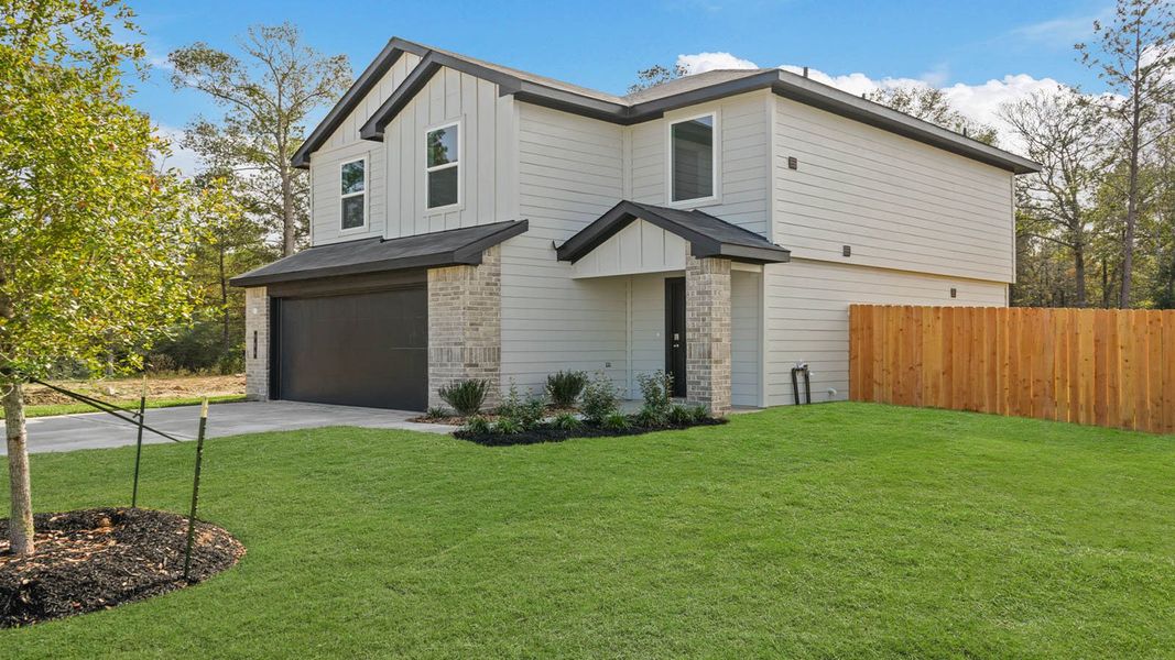 Front exterior of a new home in Silverthorne, Conroe, TX, highlighting curb appeal (Image 2).