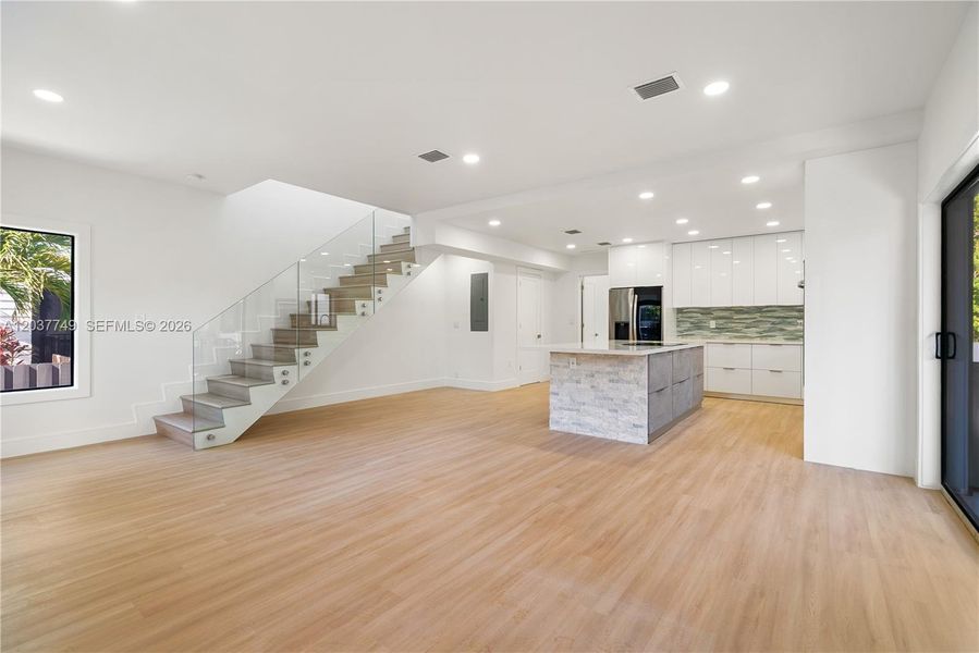 Spacious, unfurnished interior of a new home in , Key Largo (Image 36).
