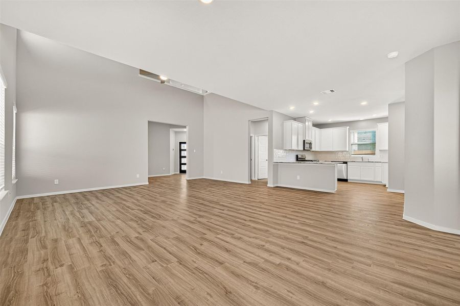 Spacious, unfurnished interior of a new home in Sunterra, Katy (Image 18). Spacious, unfurnished interior of a new home in Sunterra, Katy (Image 18).