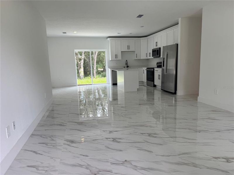 Spacious, unfurnished interior of a new home in , Citrus Springs (Image 10).