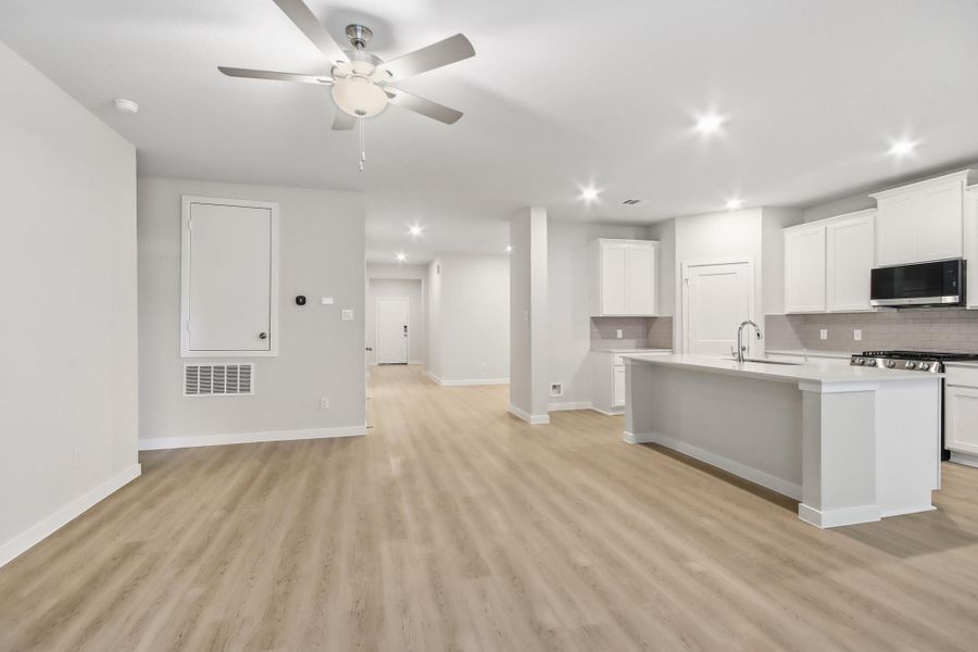 Spacious, unfurnished interior of a new home in Caney Mills, Conroe (Image 8). Spacious, unfurnished interior of a new home in Caney Mills, Conroe (Image 8).