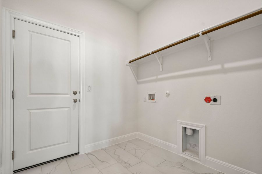 Spacious, unfurnished interior of a new home in Persimmon, Buda (Image 18).