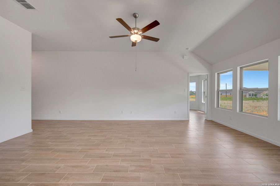 Spacious, unfurnished interior of a new home in Chaparral Ranch, Floresville (Image 18).