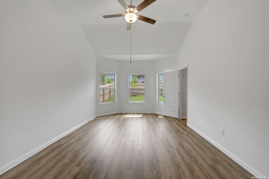 Spacious, unfurnished interior of a new home in Mesquite Ridge, San Antonio (Image 26).