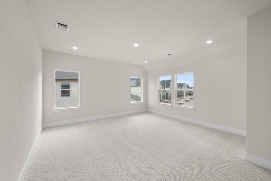 Spacious, unfurnished interior of a new home in The Retreat at Harvest, Argyle (Image 20).