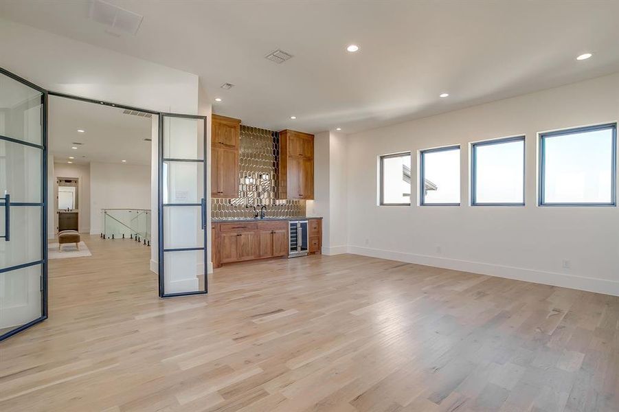 Spacious, unfurnished interior of a new home in , Weatherford (Image 23).