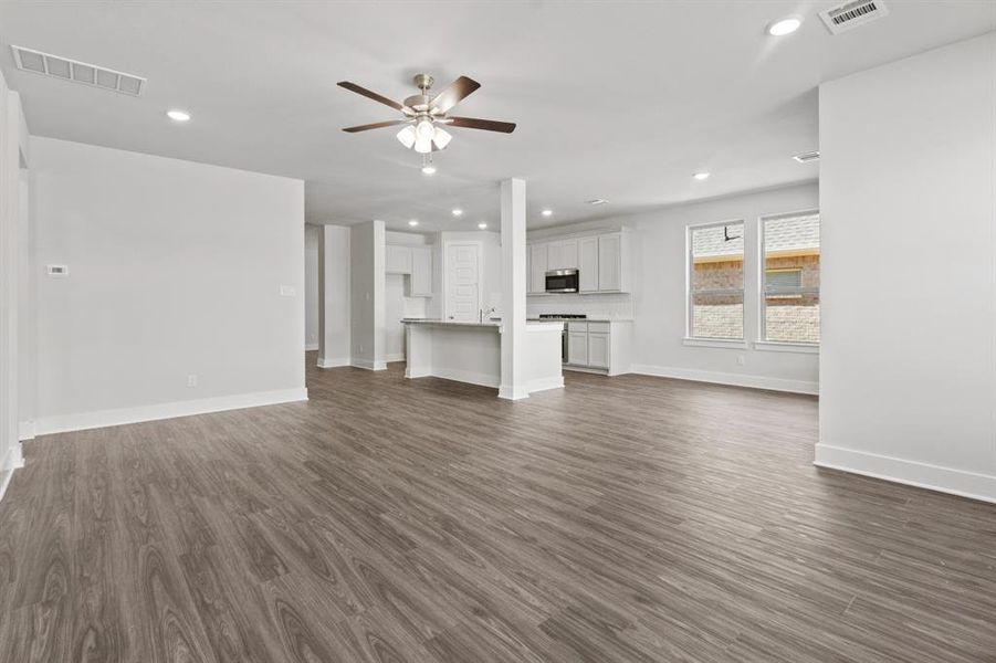 Spacious, unfurnished interior of a new home in Lyons Crest Estates, Garland (Image 15).