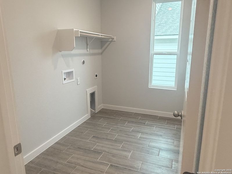 Spacious, unfurnished interior of a new home in Weston Oaks, San Antonio (Image 9).