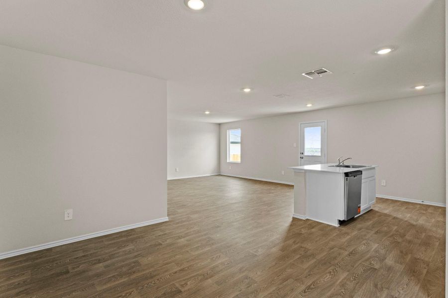 Spacious, unfurnished interior of a new home in Avenida, Converse (Image 33).