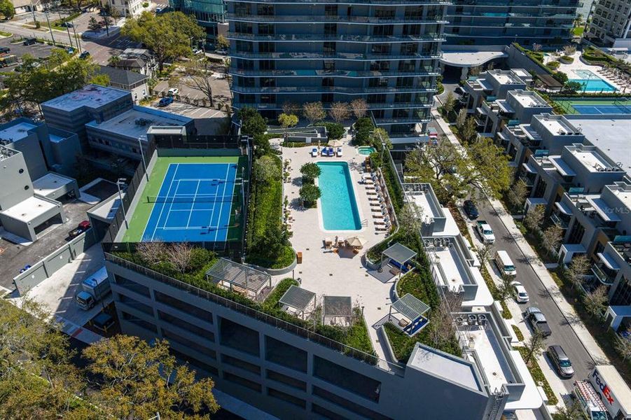 Condo located in Tampa, FL showcasing its design and architecture (Image 36).