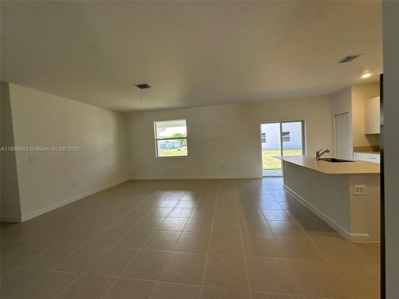 Spacious, unfurnished interior of a new home in Hawthorne at Galiano Pointe, Miami (Image 19).