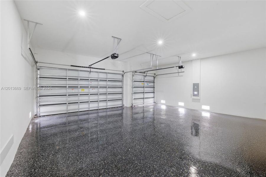 Spacious, unfurnished interior of a new home in , Cape Coral (Image 24).