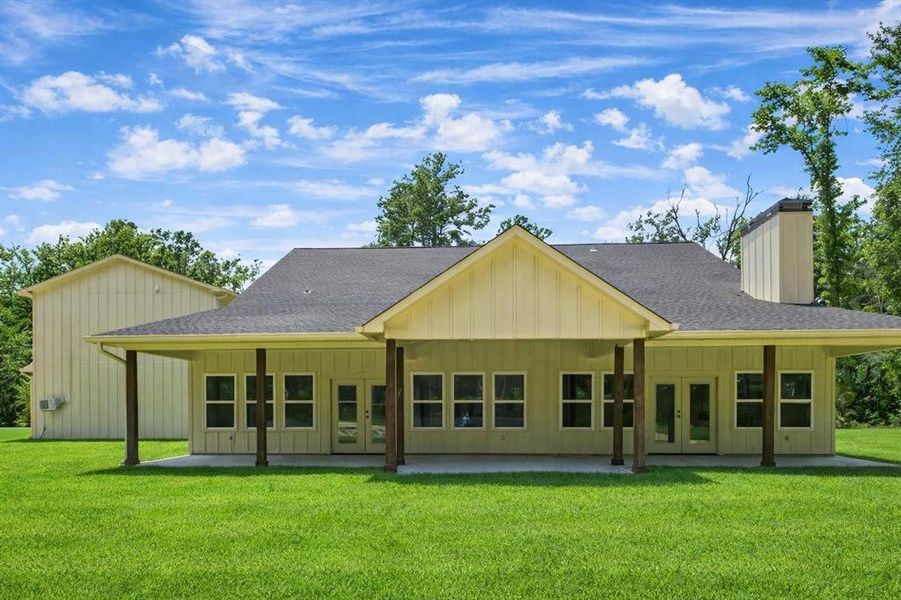Exterior details and patio area of a home in , Athens (Image 3).