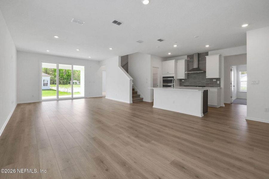 Spacious, unfurnished interior of a new home in Jennings Farm, Middleburg (Image 34).