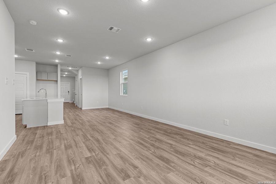 Spacious, unfurnished interior of a new home in Hacienda, San Antonio (Image 12).