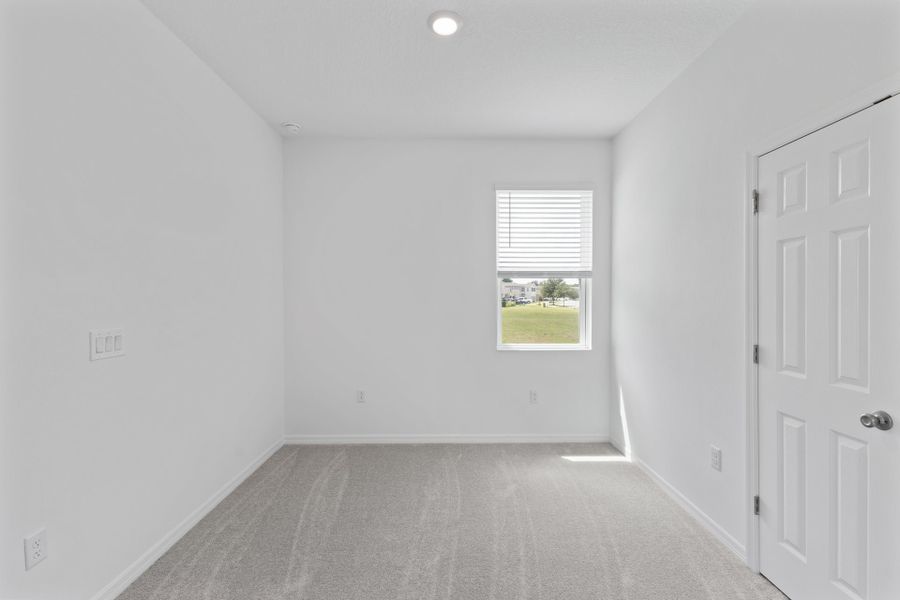 Spacious, unfurnished interior of a new home in Mirror Lake Village, Fruitland Park (Image 15).