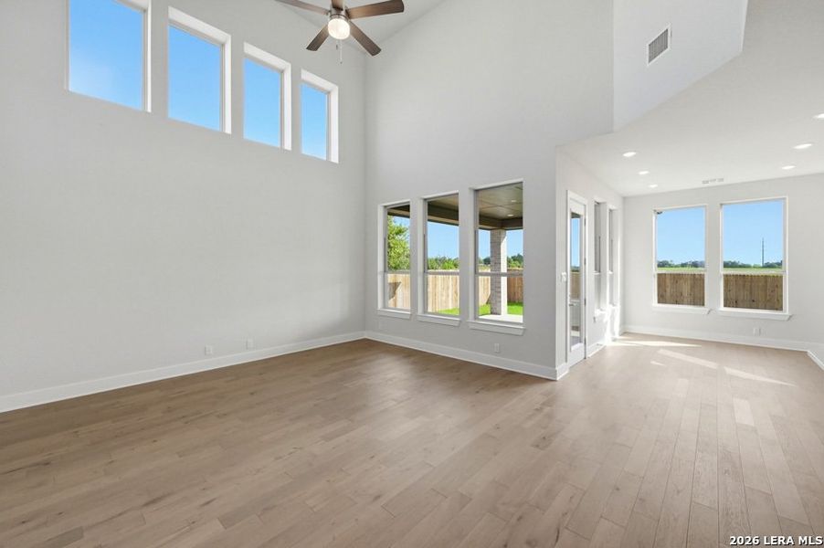 Spacious, unfurnished interior of a new home in Venado Crossing, Cibolo (Image 24).