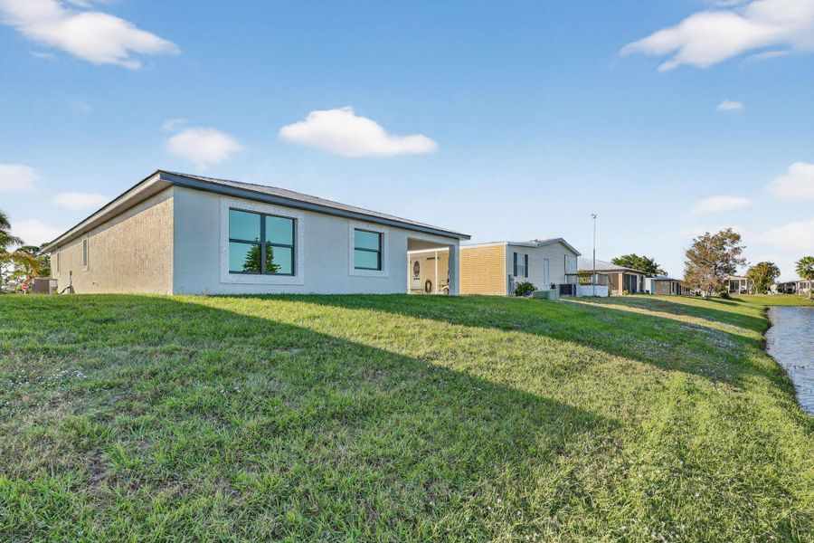 Exterior details and patio area of a home in , Fort Pierce (Image 20).