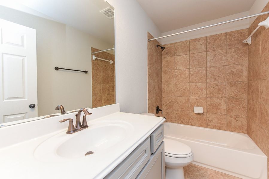 Representative interior finishes for a home built from the Floor Plan 2201 by Colina Homes in Grand Magnolia, Magnolia (Image 16).