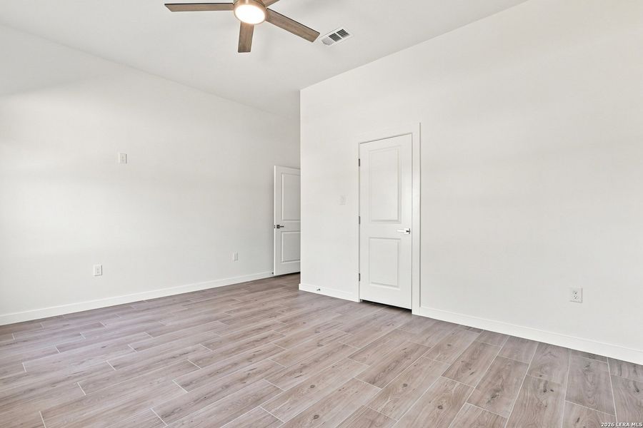 Spacious, unfurnished interior of a new home in , Selma (Image 37).