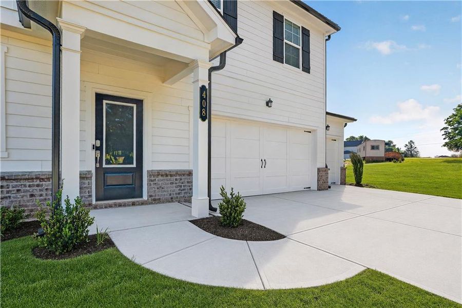 Exterior details and patio area of a home in Shadow Creek, Jackson (Image 3).