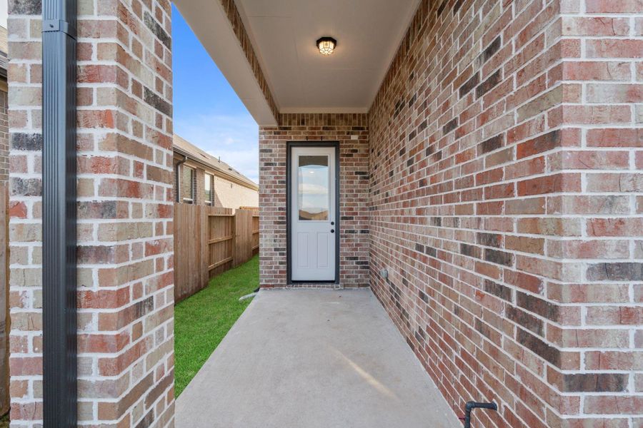 Exterior details and patio area of a home in Brookewater, Rosenberg (Image 4).